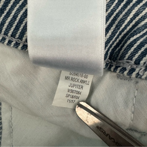 ✨3/$20✨ Old Navy Blue White Striped Mid Rise Rockstar Ankle Raw Hem Jeans. Sz 4 - Picture 9 of 12